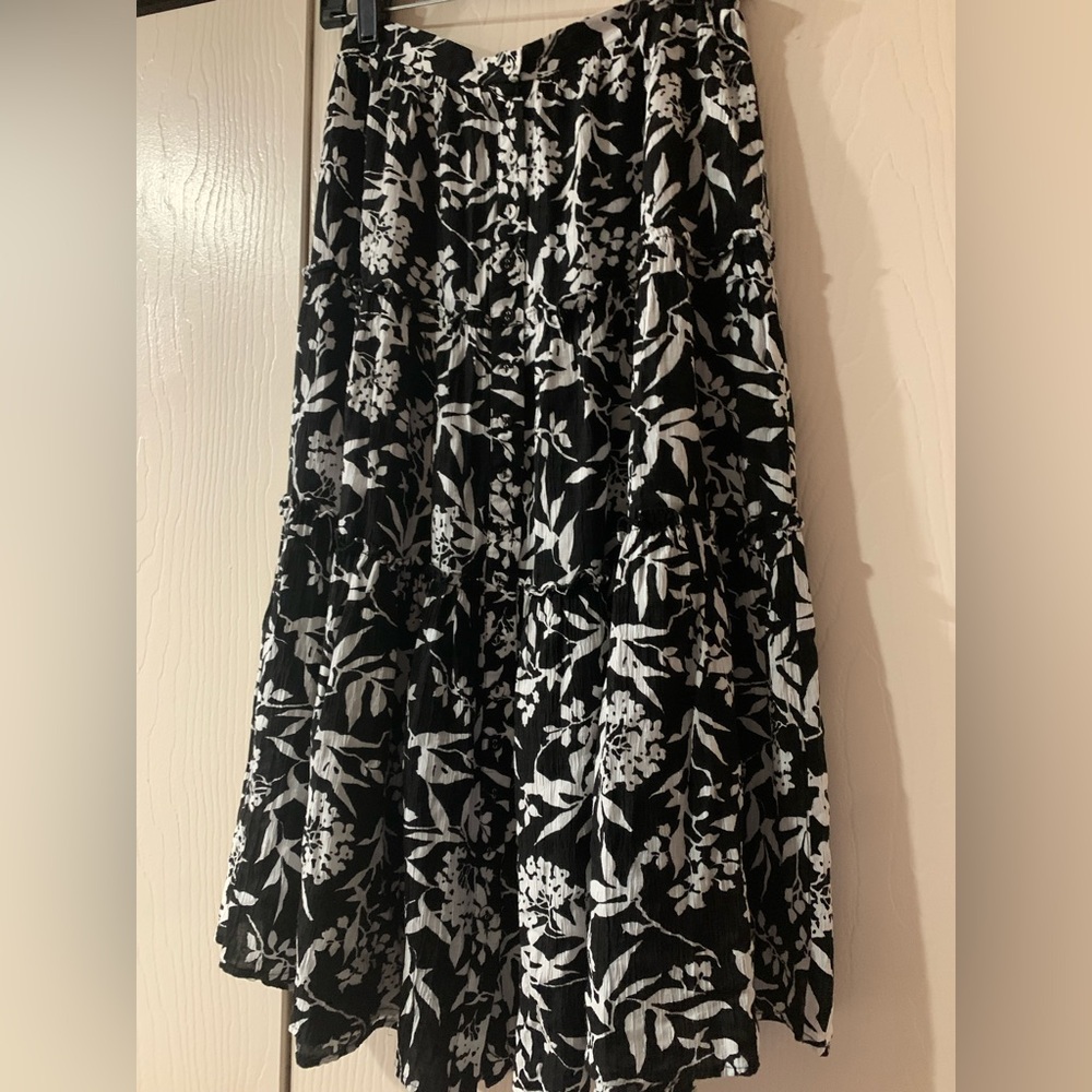 Elegant Black and White Floral Midi Skirt